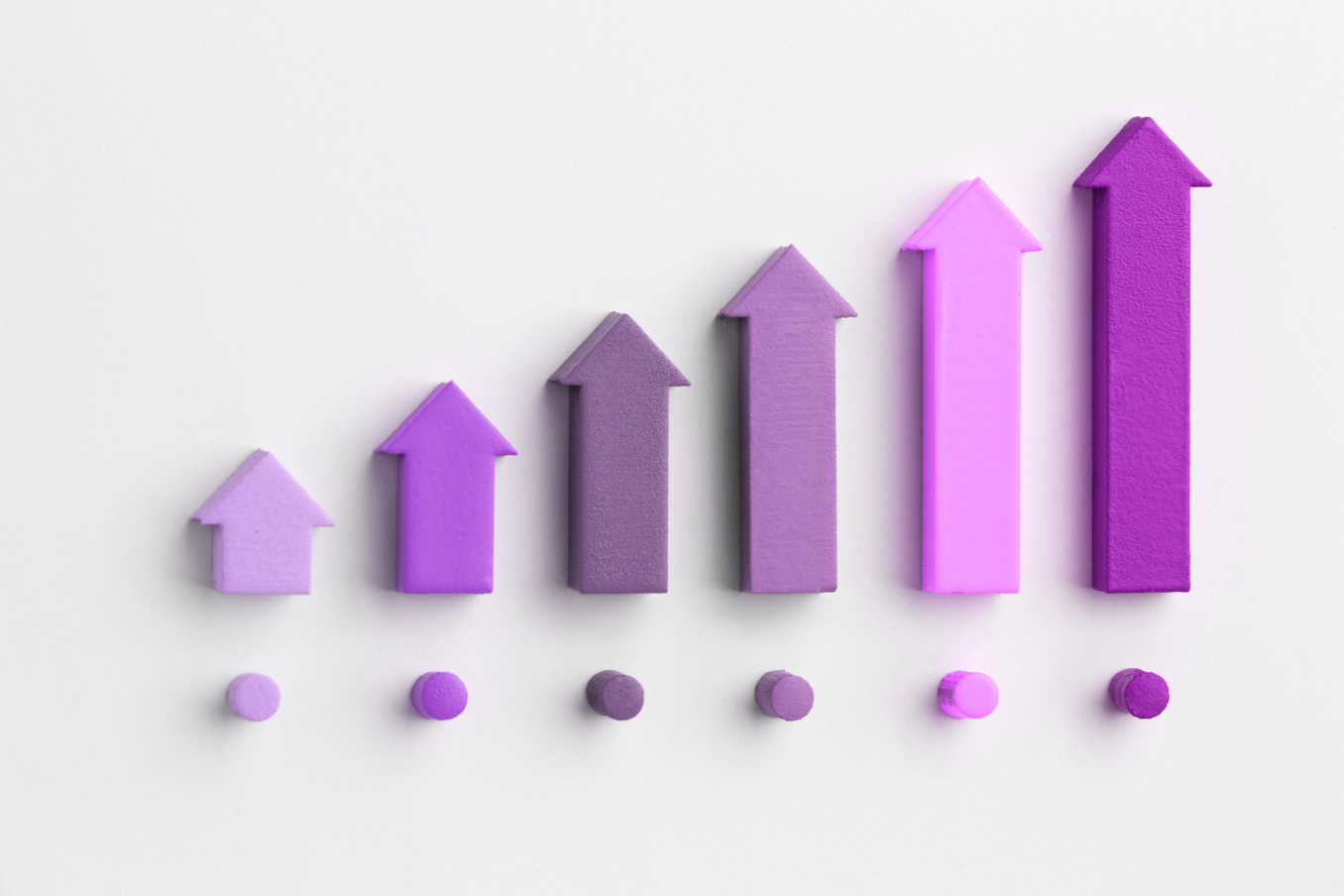 Setas roxas apontando para cima, representando o crescimento esperado promovido pela inteligência de mercado.