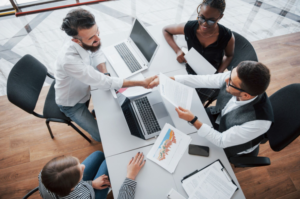 Equipe de vendas terceirizada apresentando resultados para os empresários que contrataram os serviços.