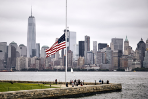 Bandeira dos Estados Unidos próximo a um rio na América, mostrando a importância de investir em internacionalização de empresas e entender como abrir empresa nos Estados Unidos.