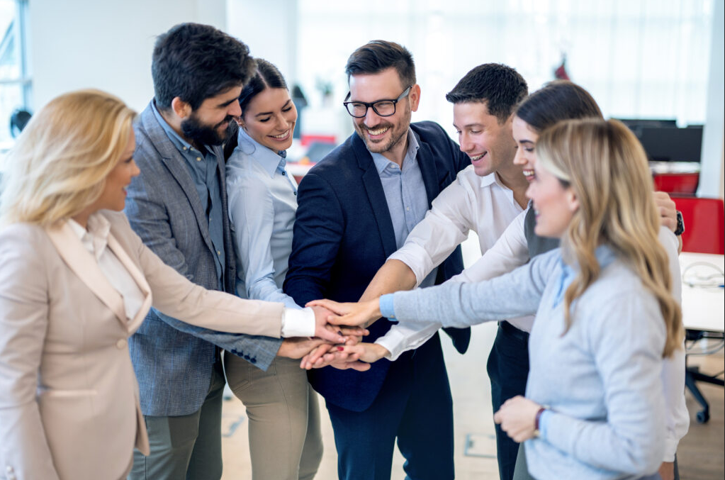 Grupo de vendedores contratados por terceirização comercial comemorando os resultados conquistados.