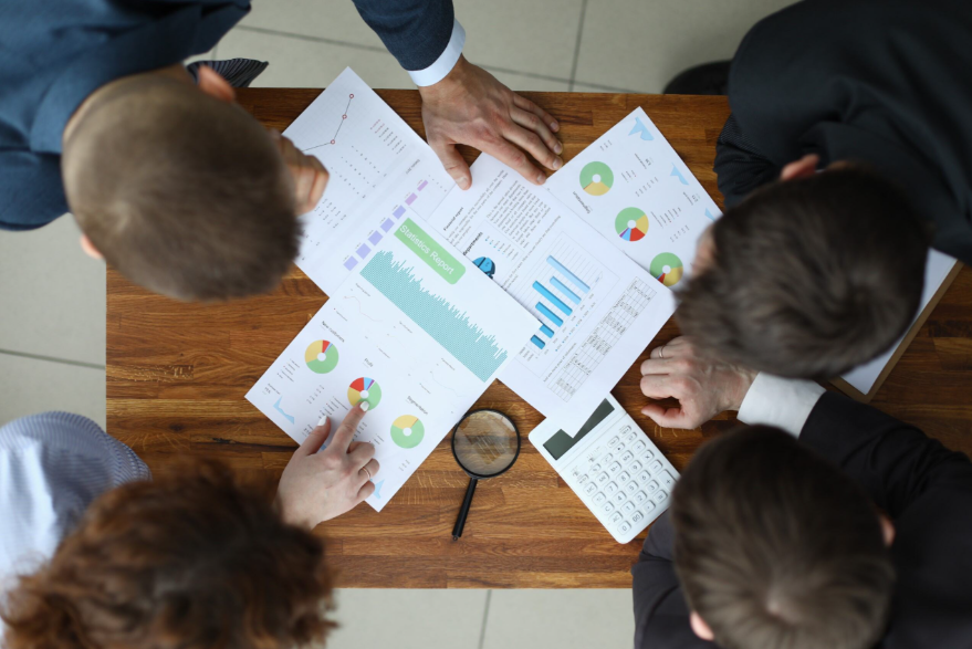 Quatro especialistas analisando os resultados das estratégias de growth.