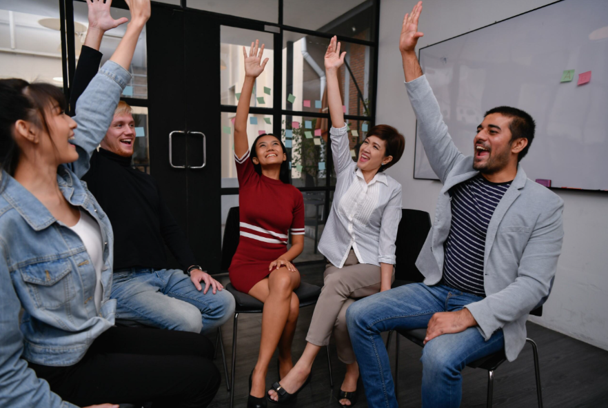 Cinco pessoas felizes, comemorando os resultados das estratégias de growth