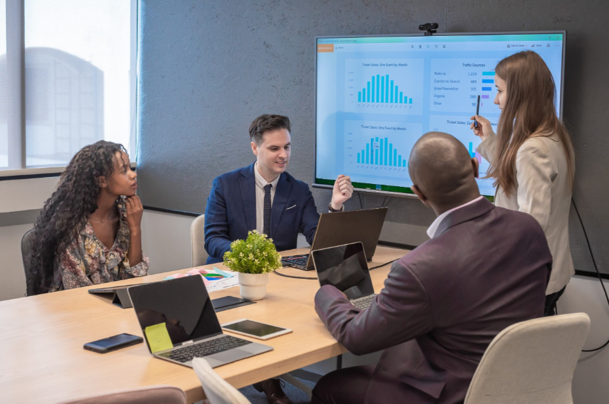 Quatro pessoas em uma sala de reunião discutindo questões das estratégias de growth.