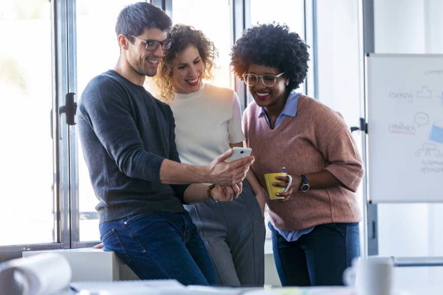 Duas mulheres e um homem analisando os resultados do funil de growth.