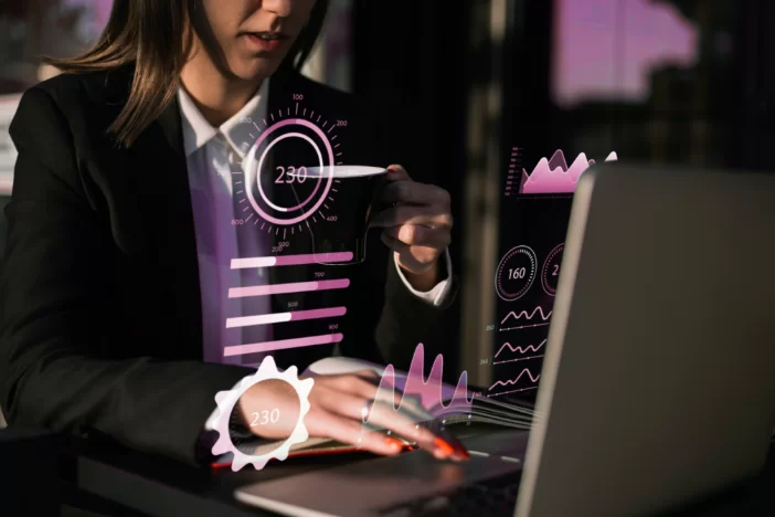 Mulher analisando dados do marketing e inteligência de mercado em um notebook, segurando uma xícara de café. Inteligência de Mercado