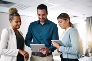 Pessoas analisando dados de estratégias de growth