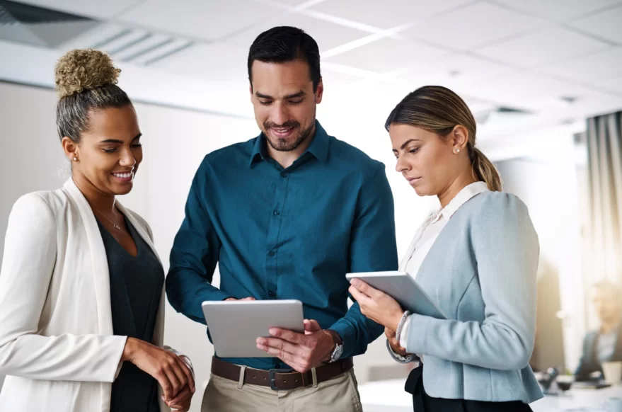 Pessoas analisando dados de estratégias de growth