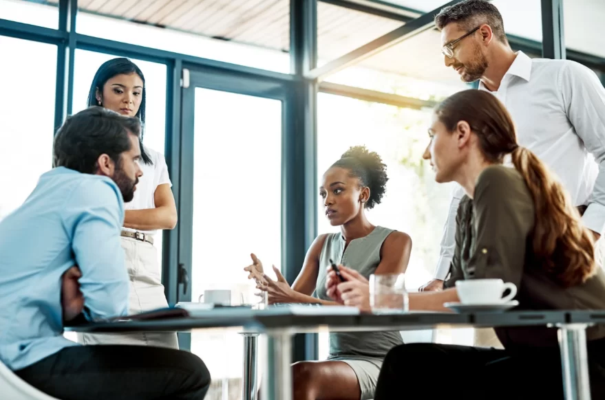 Equipe de vendarketing em uma sala de reuniões.