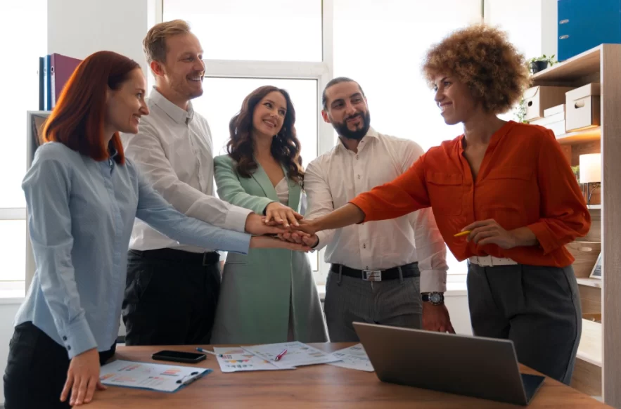 Grupo de pessoas comemorando os resultados após a implementação da terceirização de vendas.