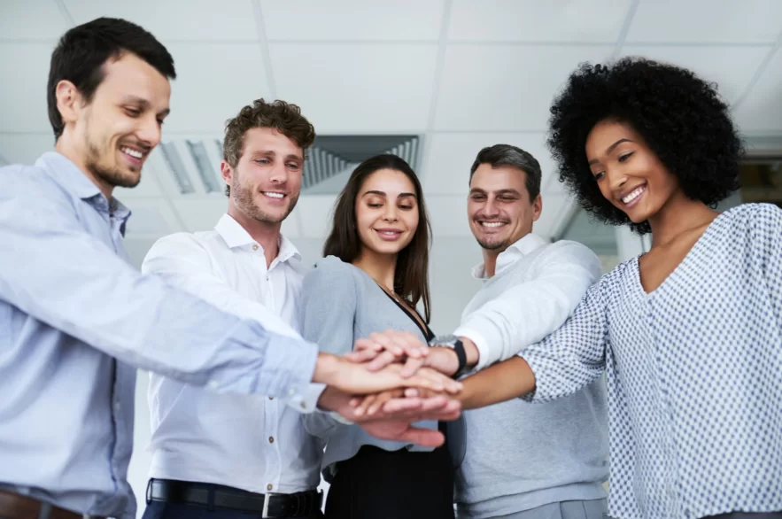 Grupo de pessoas comemorando a performance das estratégias de growth.