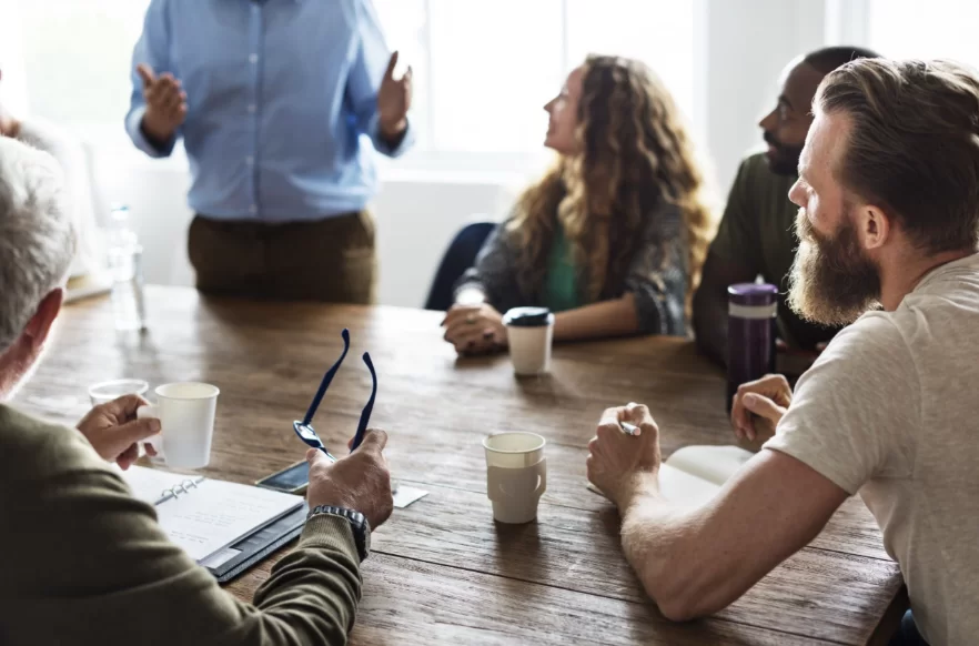 Equipe planejando uma pesquisa de mercado.