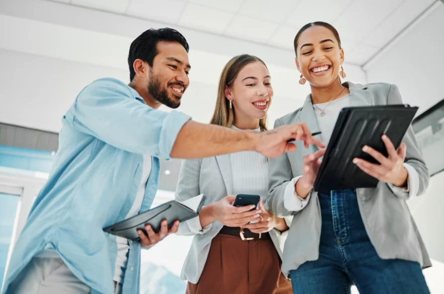 Equipe de vendas terceirizada analisando métricas